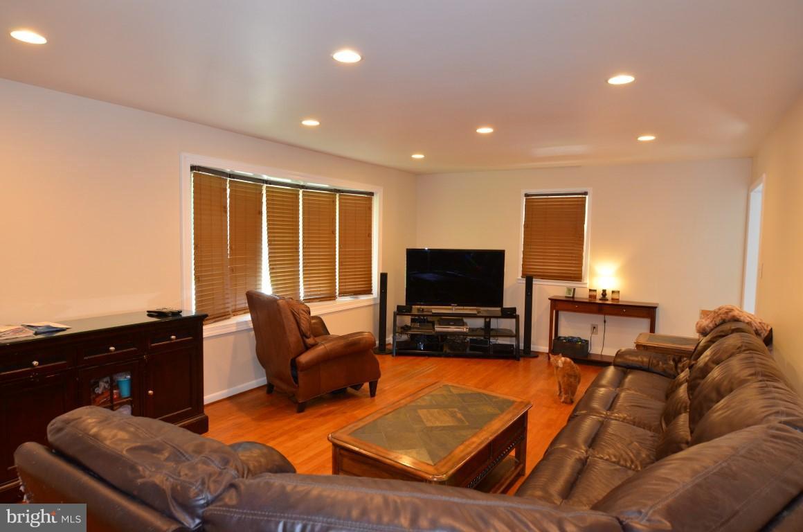 7913 Rugby Road Manassas, VA 20111 - Photo 6 of 19 Living Room