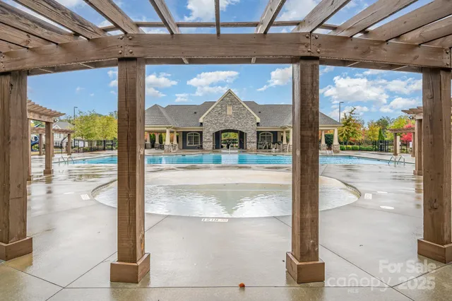 a view of a yard in front of the house