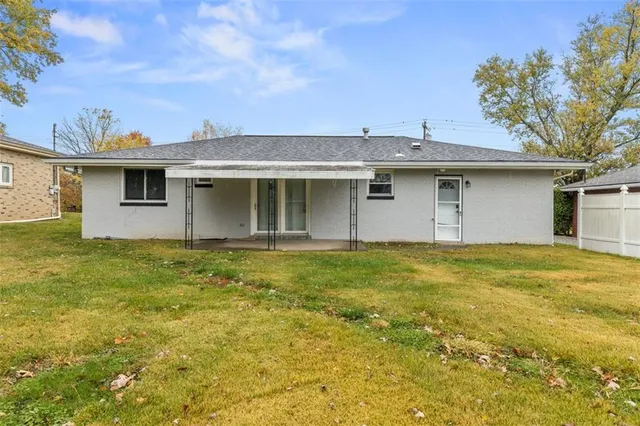 a view of a backyard