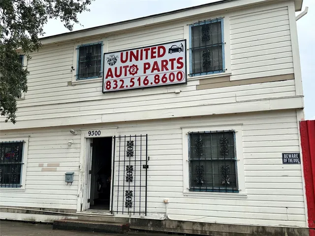 $1,700,000 | 9300 Winkler Drive, Houston, TX 77017