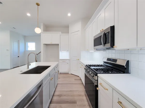 $2,995 | 7703 Earl Rudder Way, Houston, TX 77055