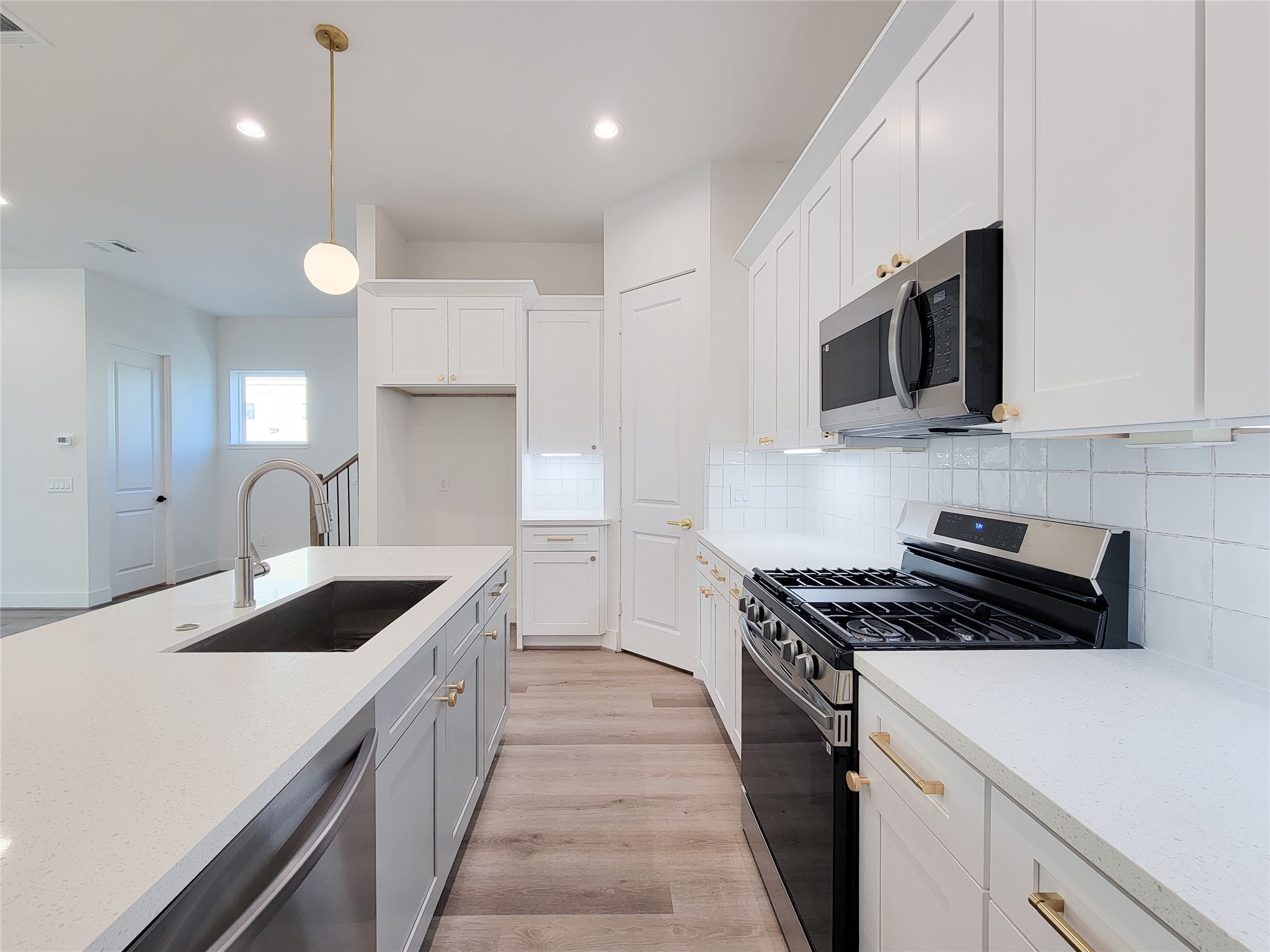 7703 Earl Rudder Way Houston, TX 77055 - Photo 8 of 43