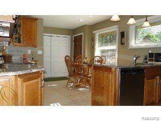 2730 Walbridge Drive Rochester, MI 48307 - Photo 5 of 19 Kitchen to Dining Area