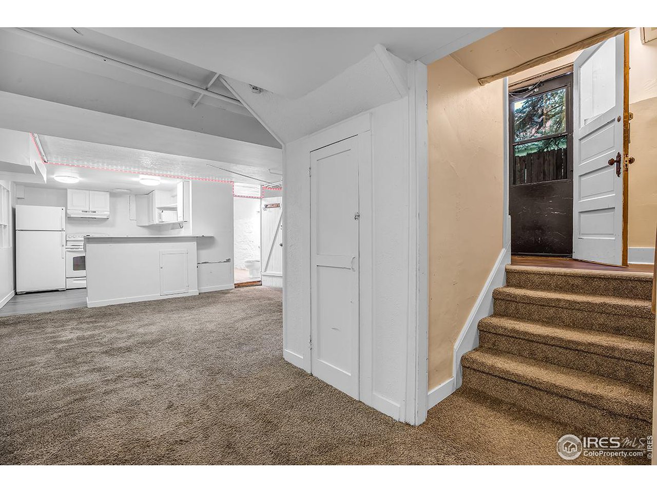 969 10th Street Boulder, CO 80302 - Photo 22 of 40 a view of a hallway with kitchen and entryway