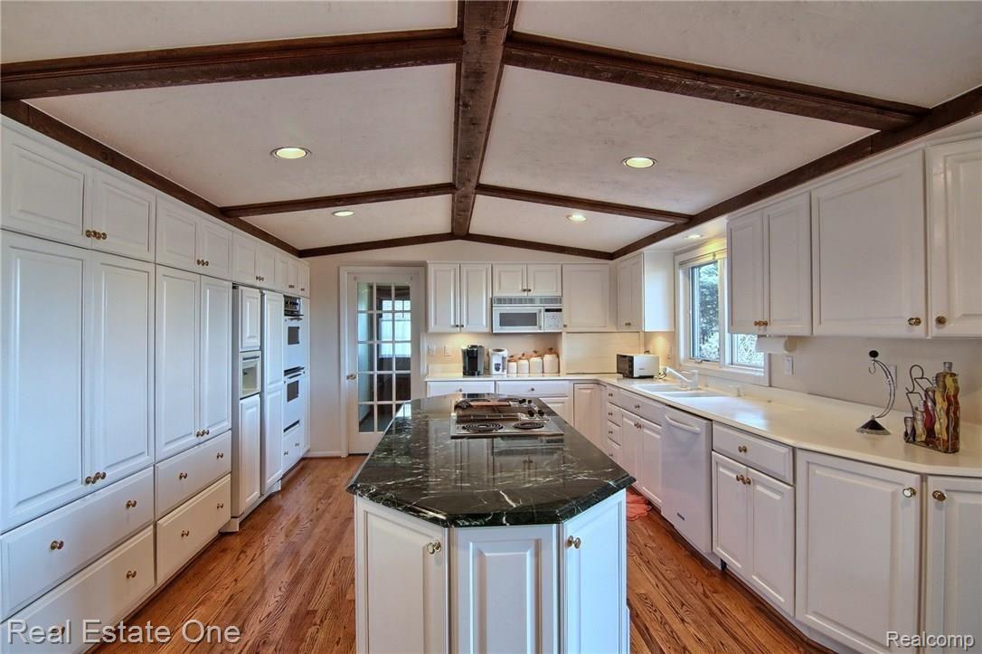 3362 Greenspring Lane Rochester, MI 48309 - Photo 11 of 40 Kitchen.jpg