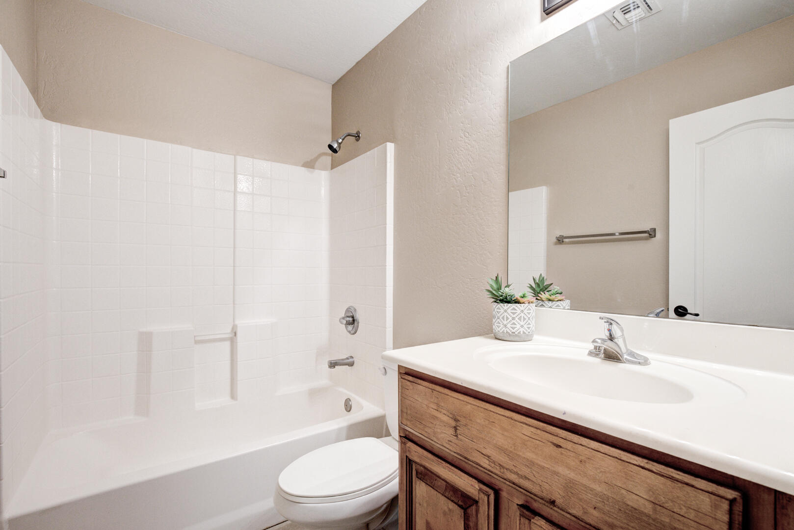 308 West Frontier Street, Unit G Payson, AZ 85541 - Photo 25 of 35 Upstairs Guest Bath