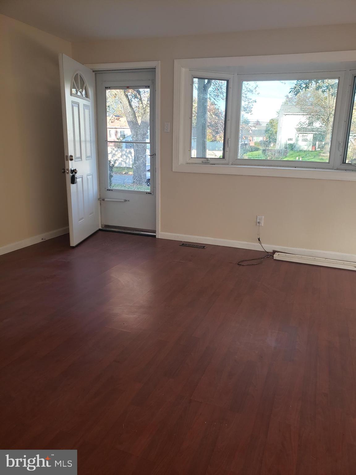 902 Andover Road Lansdale, PA 19446 - Photo 5 of 17 Living Room Entry