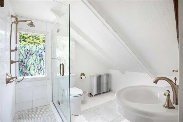 $3,400 | 75 Green End Avenue, Unit 1, Middletown, RI 02842