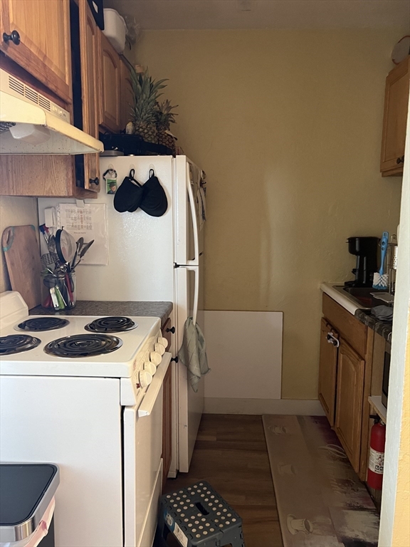 17 Federal Street, Unit 606 Worcester, MA 01608 - Photo 7 of 24 a kitchen with a stove and a refrigerator