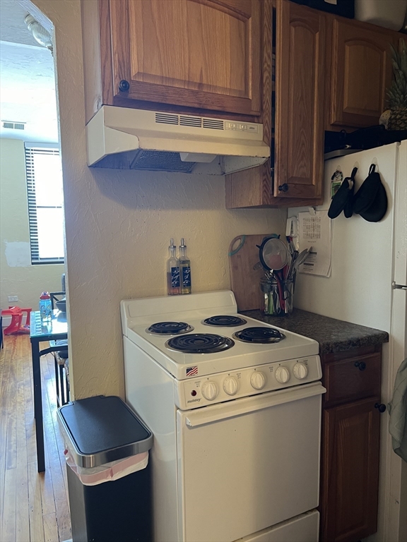 17 Federal Street, Unit 606 Worcester, MA 01608 - Photo 8 of 24 a kitchen with a stove and a microwave