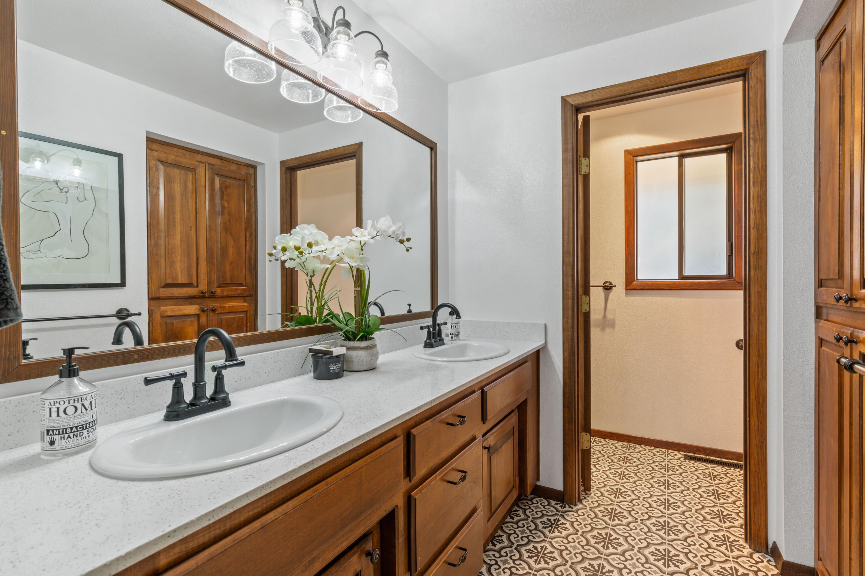 4351 Pioneer Road Medford, OR 97501 - Photo 38 of 55 Common half-bath with Recently upgraded fixtures,, paint, countertops and more