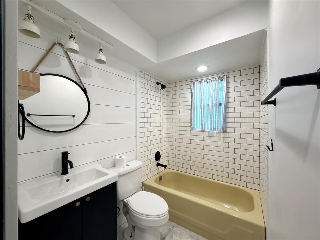 170 Granada Street Payne Springs, TX 75156 - Photo 13 of 20 a bathroom with a sink a toilet and bathtub