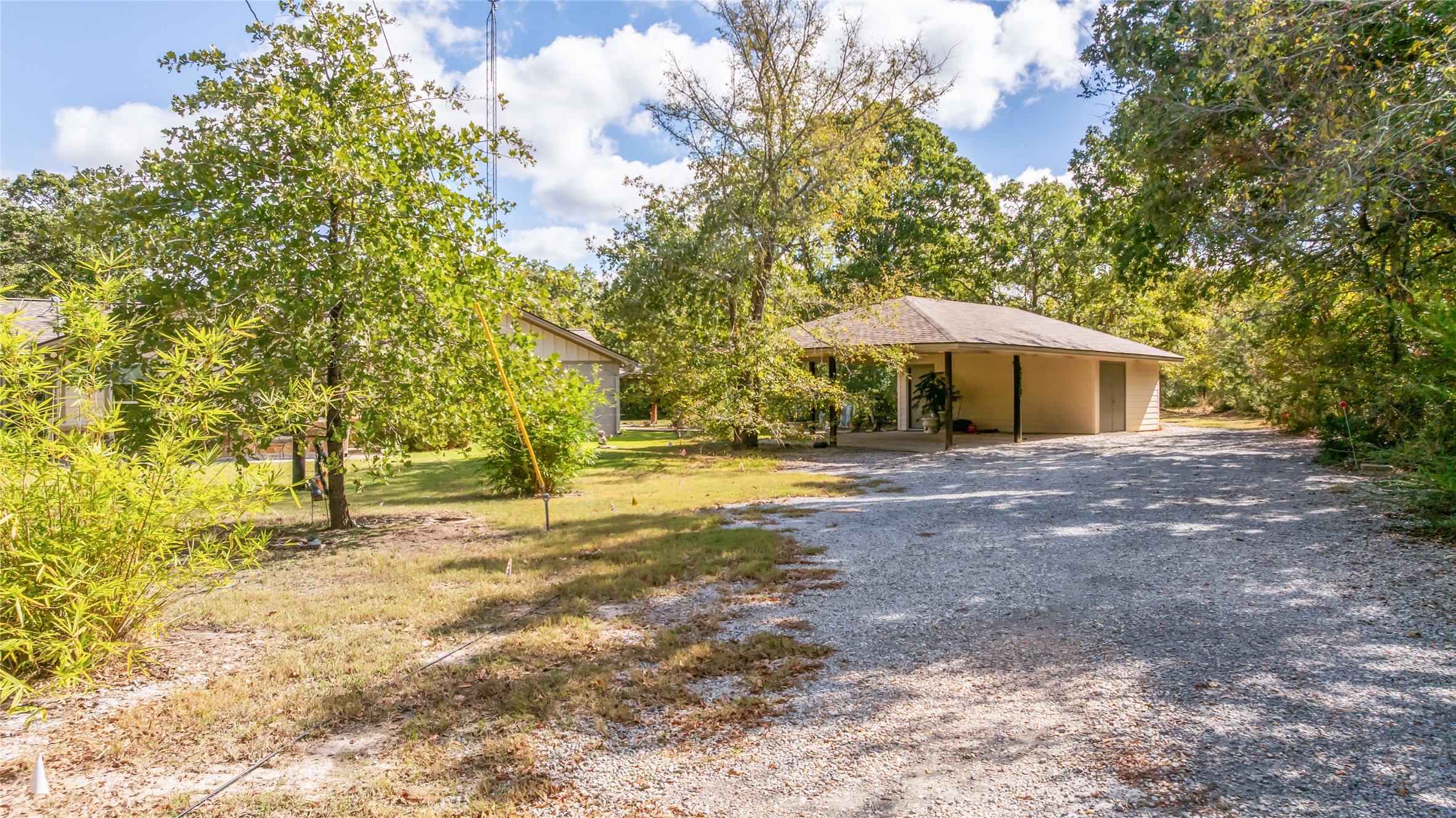 a view of a house with backyard and tree