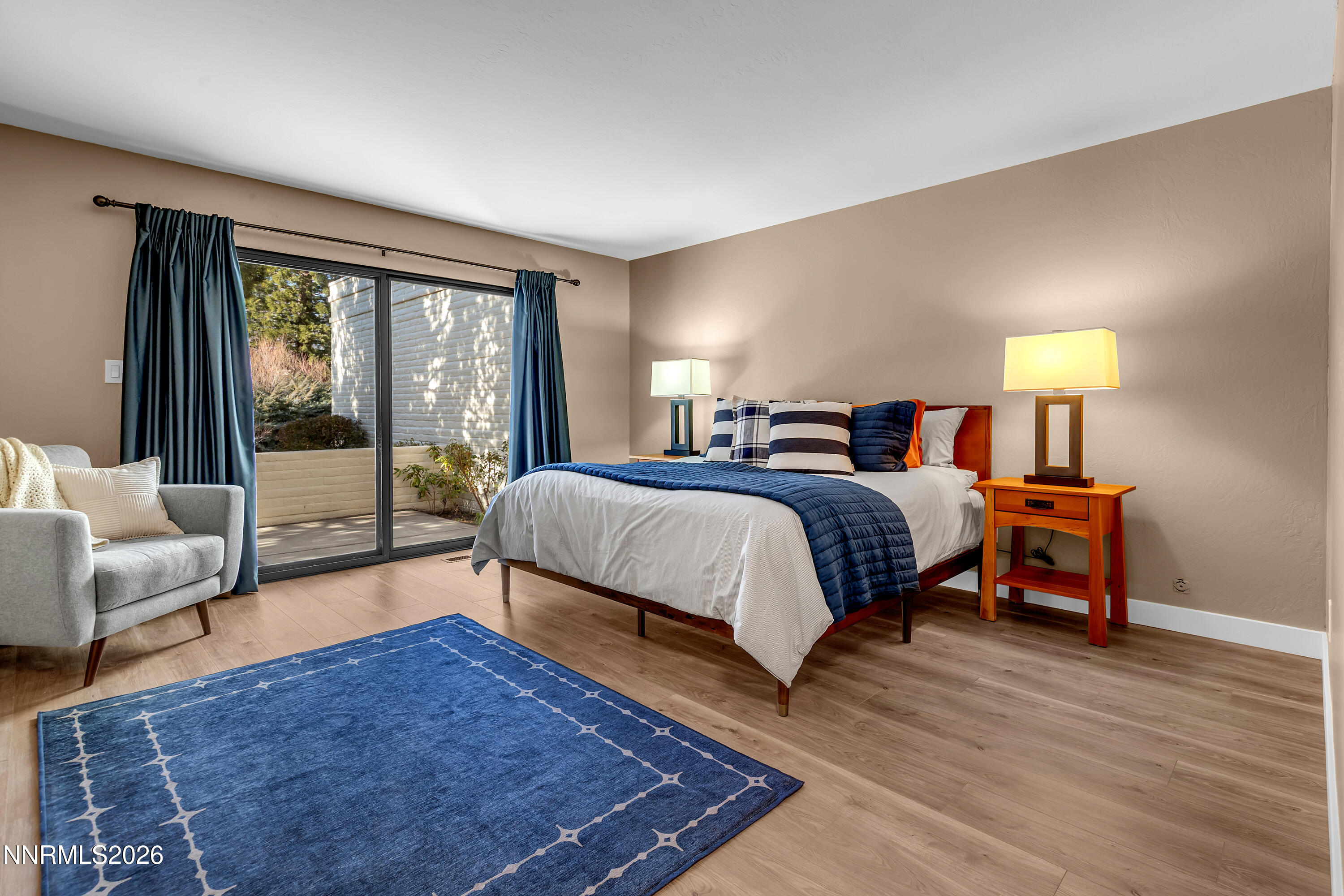 4915 Lakeridge Terrace West Reno, NV 89509 - Photo 22 of 41 a spacious bedroom with a bed a couch and a large window