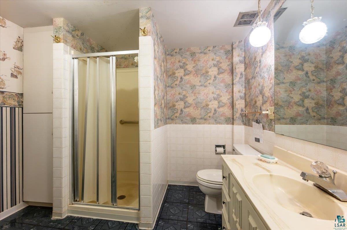 2510 East Superior Street Duluth, MN 55812 - Photo 24 of 34 3rd Floor Bath