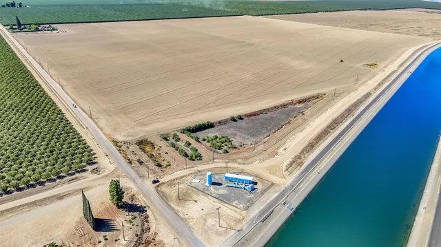 a view of an outdoor space and window