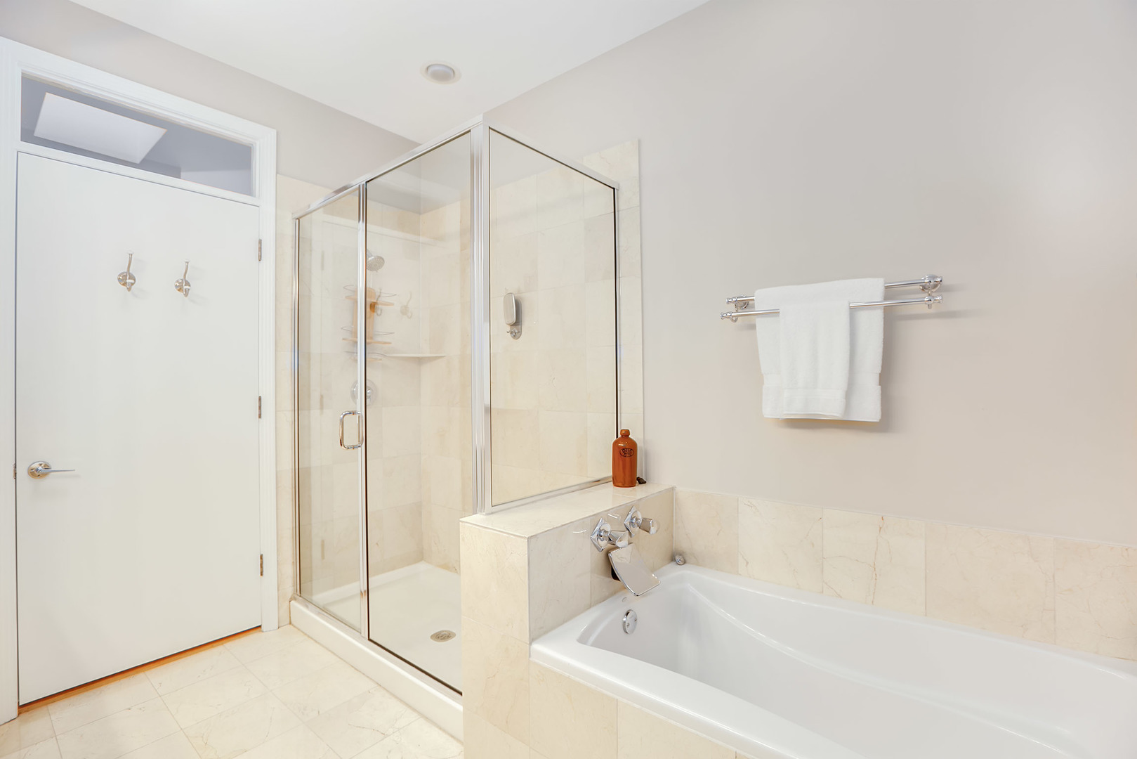 321 North Jefferson Street, Unit 401 Chicago, IL 60661 - Photo 16 of 33 a bathroom with a bathtub and a shower