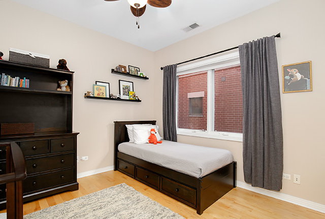 321 North Jefferson Street, Unit 401 Chicago, IL 60661 - Photo 18 of 33 a living room with furniture and a flat screen tv