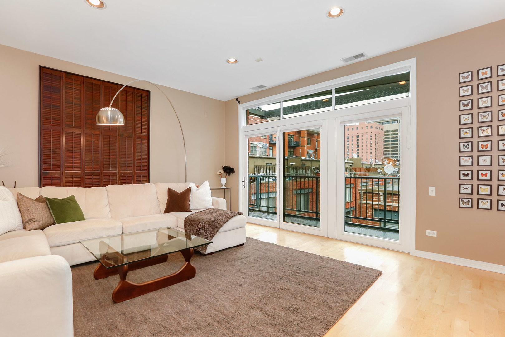 321 North Jefferson Street, Unit 401 Chicago, IL 60661 - Photo 3 of 33 a living room with furniture and a large window