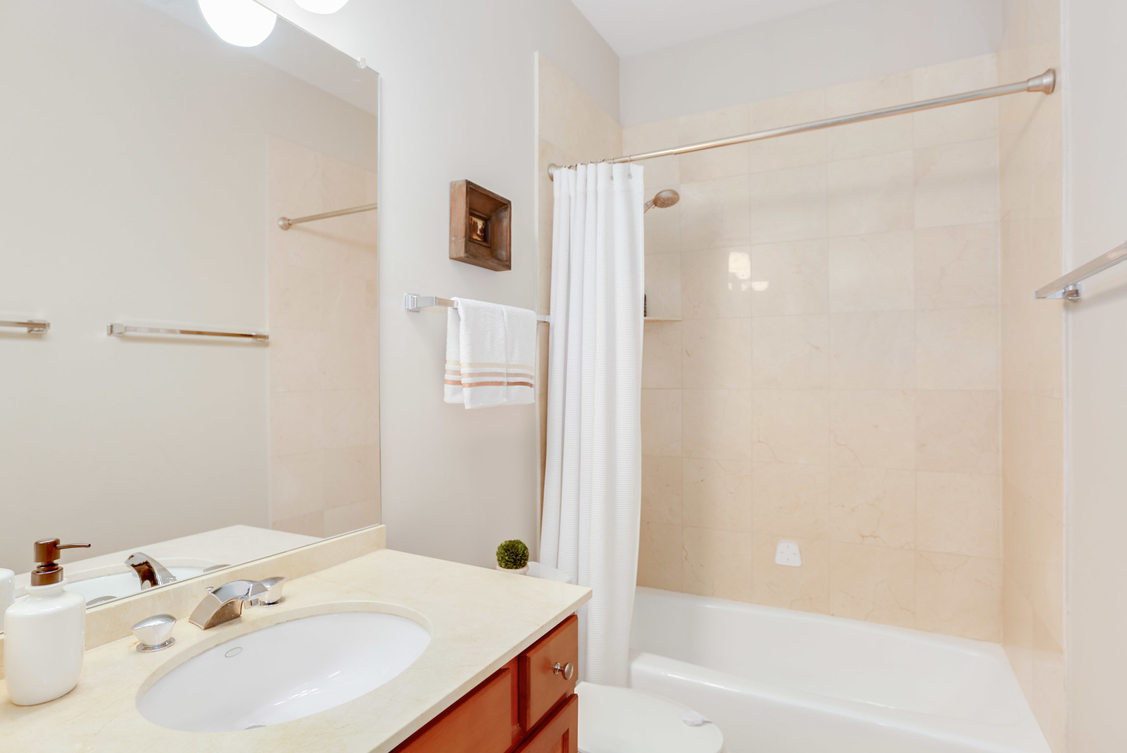 321 North Jefferson Street, Unit 401 Chicago, IL 60661 - Photo 21 of 33 a bathroom with a sink and shower