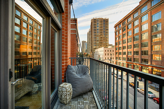 321 North Jefferson Street, Unit 401 Chicago, IL 60661 - Photo 23 of 33 a view of balcony with couch