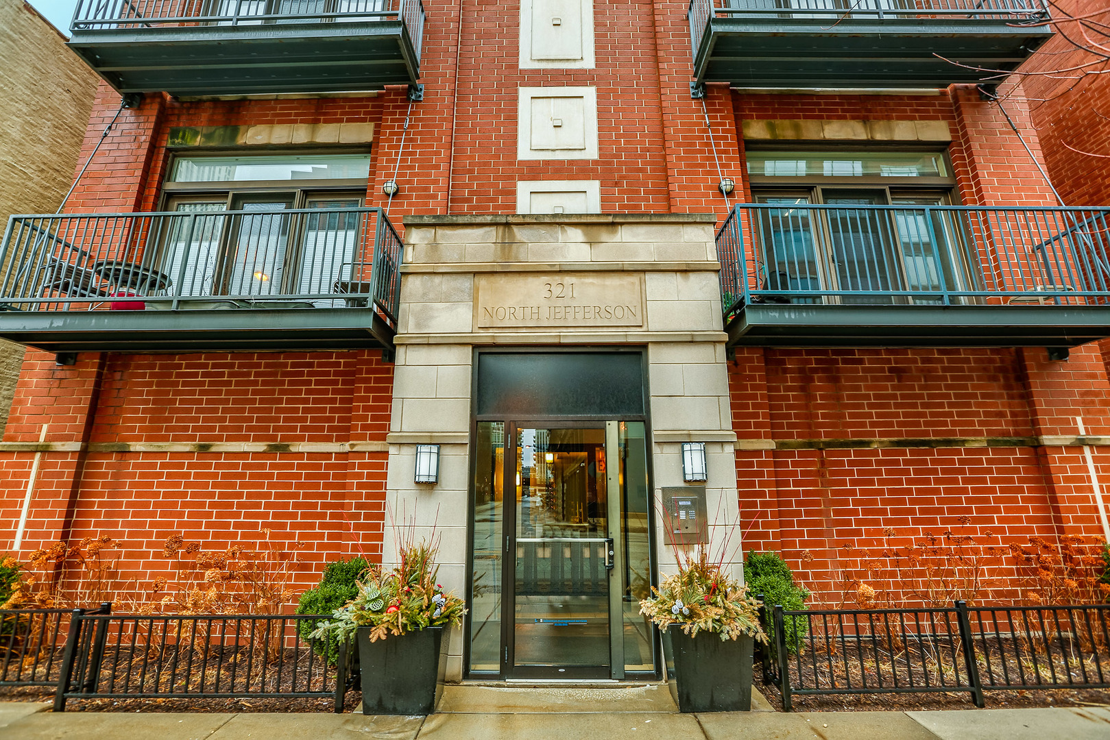 321 North Jefferson Street, Unit 401 Chicago, IL 60661 - Photo 30 of 33 front view of a house with a window