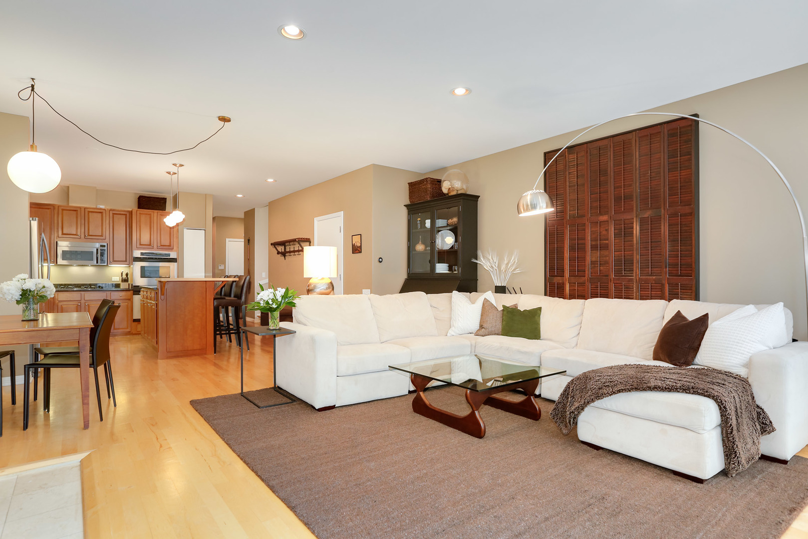 321 North Jefferson Street, Unit 401 Chicago, IL 60661 - Photo 4 of 33 a living room with furniture kitchen view and a large window