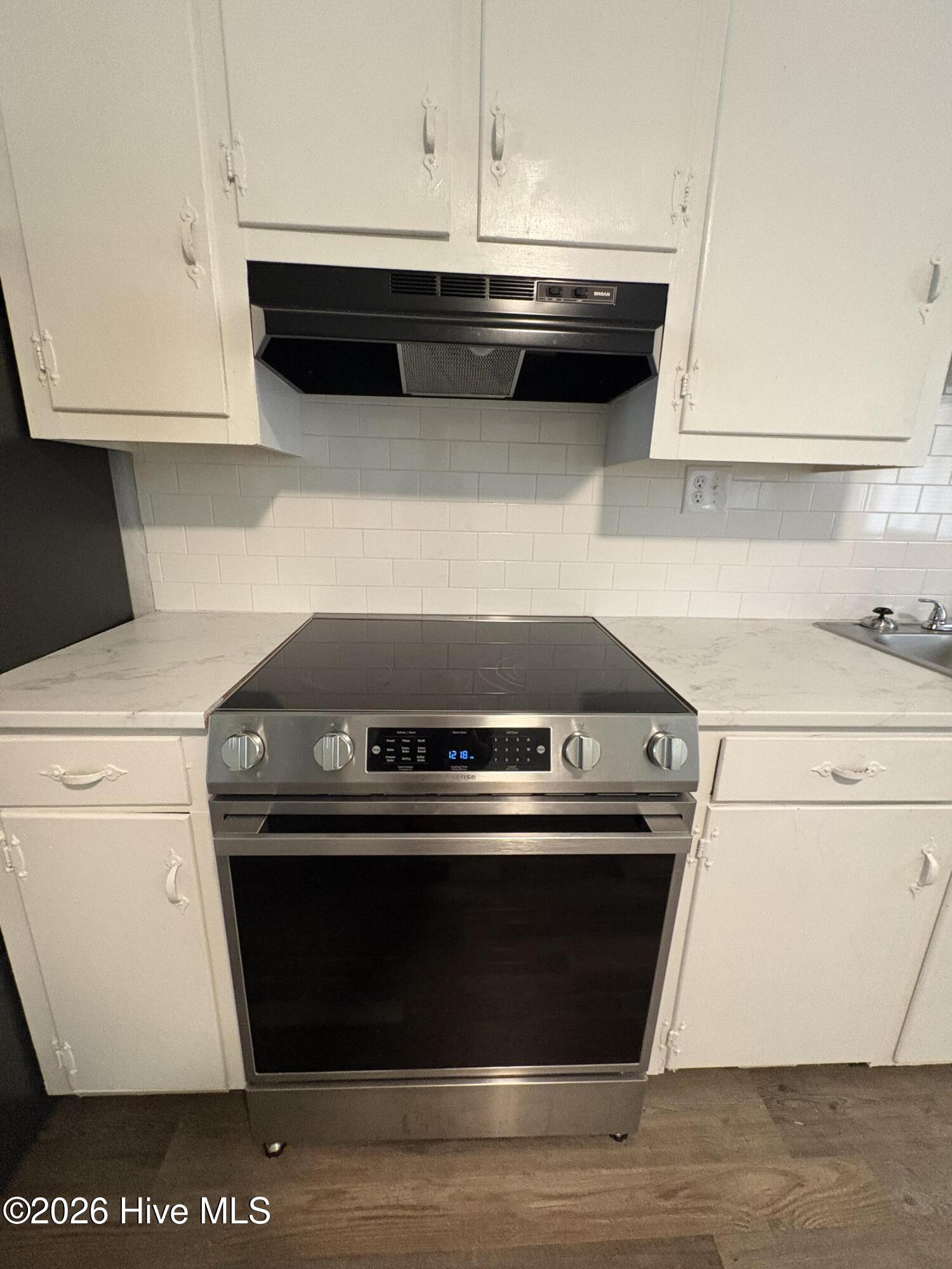 4352 Eastern Pines Road, Unit 18 Greenville, NC 27858 - Photo 5 of 9 Kitchen- Stove