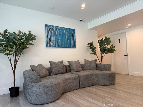 $1,370 | 5654 La Mirada Avenue, Los Angeles, CA 90038