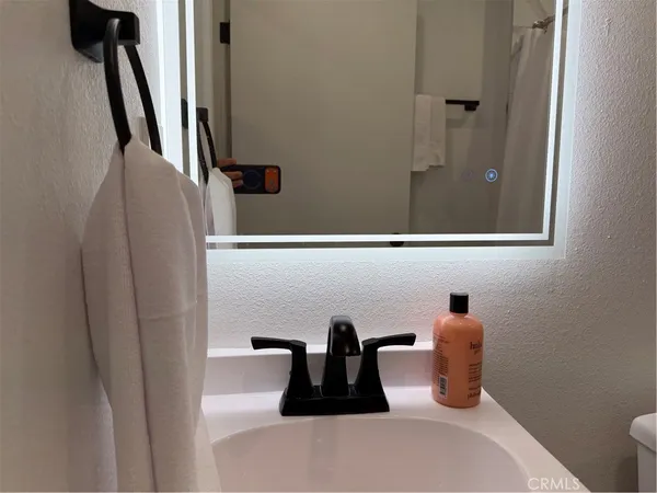 $1,370 | 5654 La Mirada Avenue, Los Angeles, CA 90038