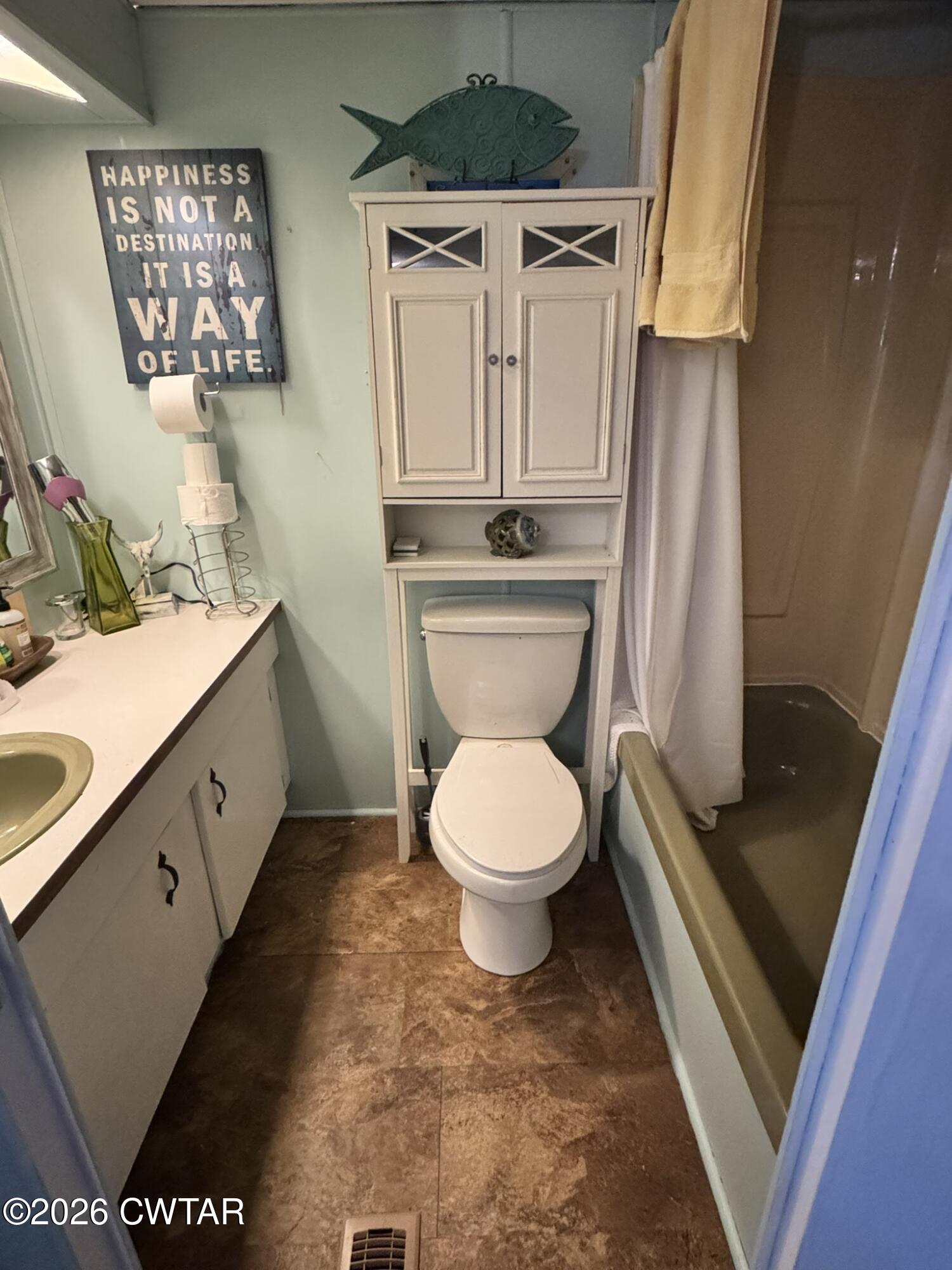 75 Elkins Road Decaturville, TN 38329 - Photo 5 of 8 a bathroom with a toilet sink and mirror