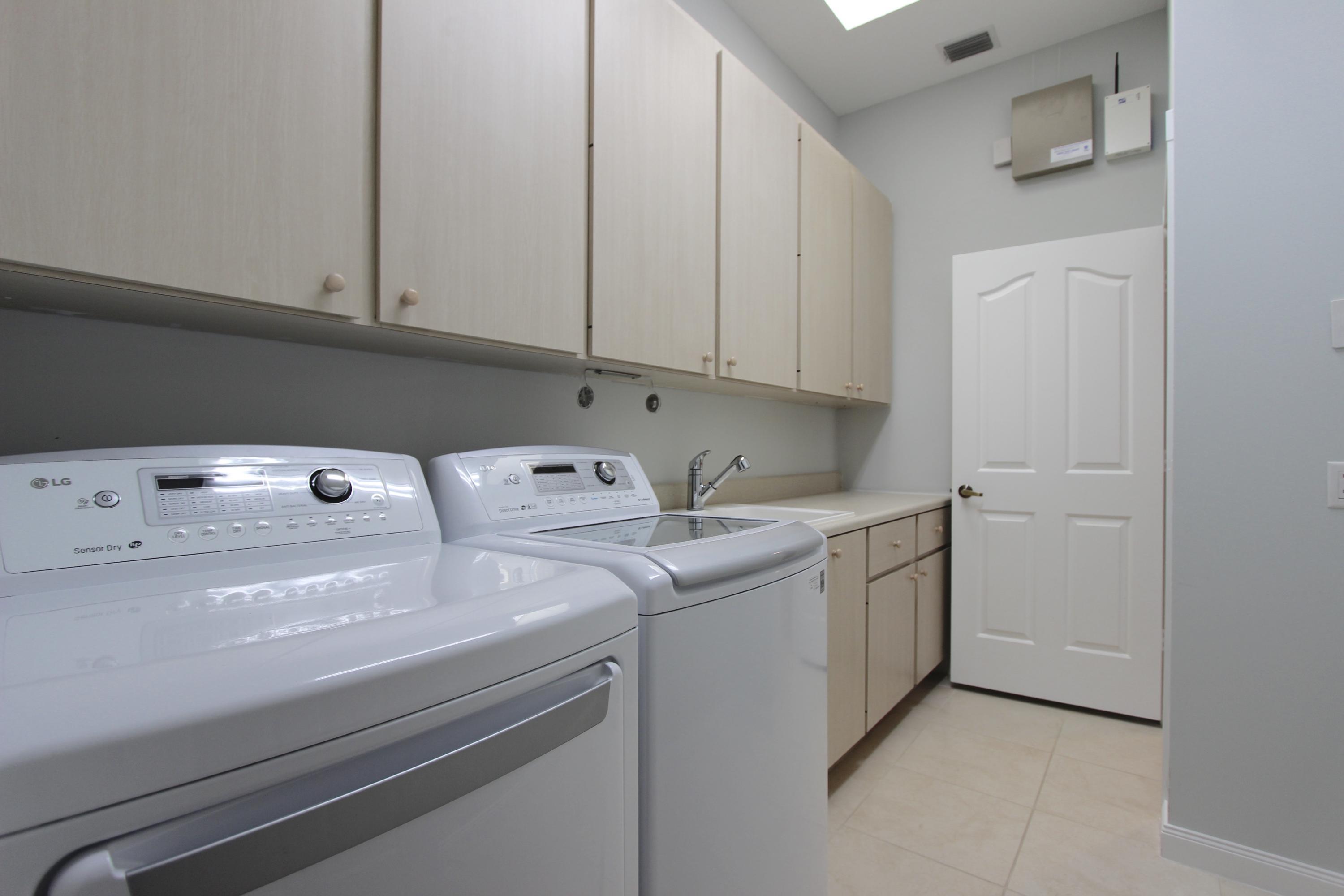 117 Hampton Circle Jupiter, FL 33458 - Photo 30 of 42 Laundry Room