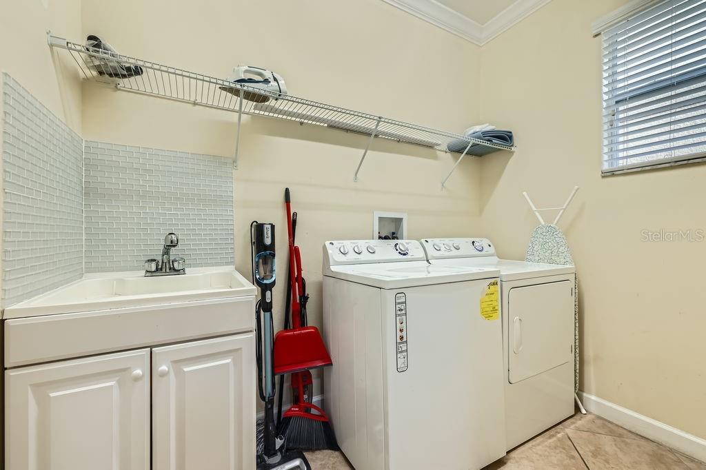 2999 Buccaneer Palm Road Kissimmee, FL 34747 - Photo 31 of 49 a utility room with dryer and washer