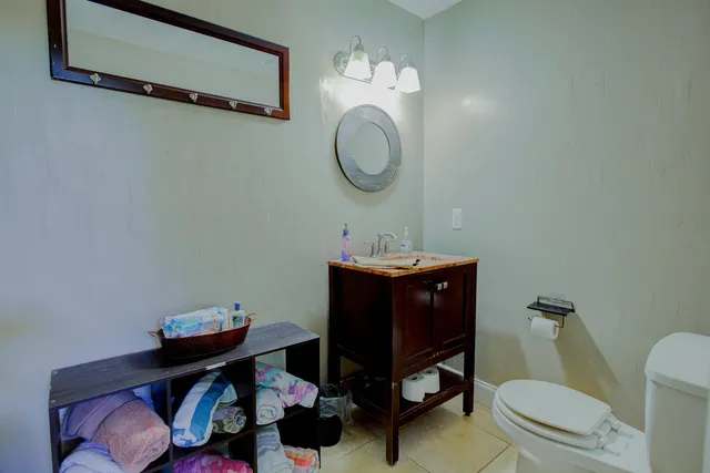 a view of entryway with a front door