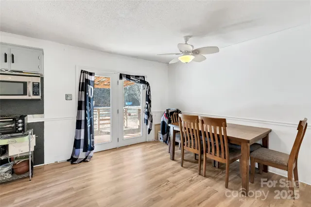 a view of a livingroom with furniture and a ceiling fan