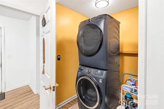 a view of a bedroom with washer and dryer
