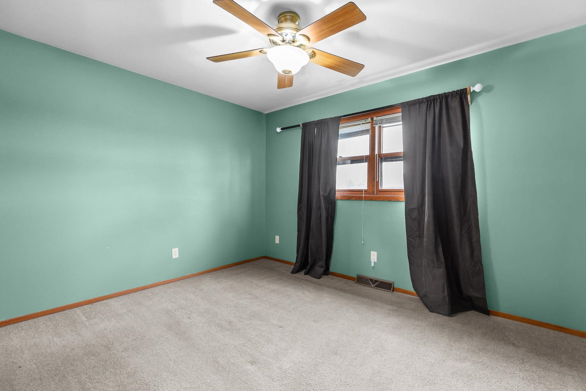 1709 Lake Breeze Road Oshkosh, WI 54904 - Photo 16 of 28