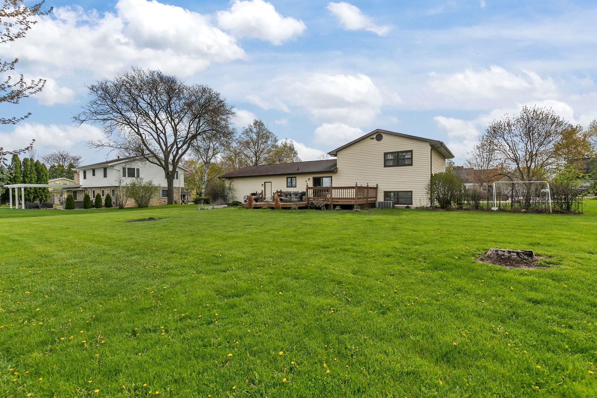 1709 Lake Breeze Road Oshkosh, WI 54904 - Photo 2 of 28