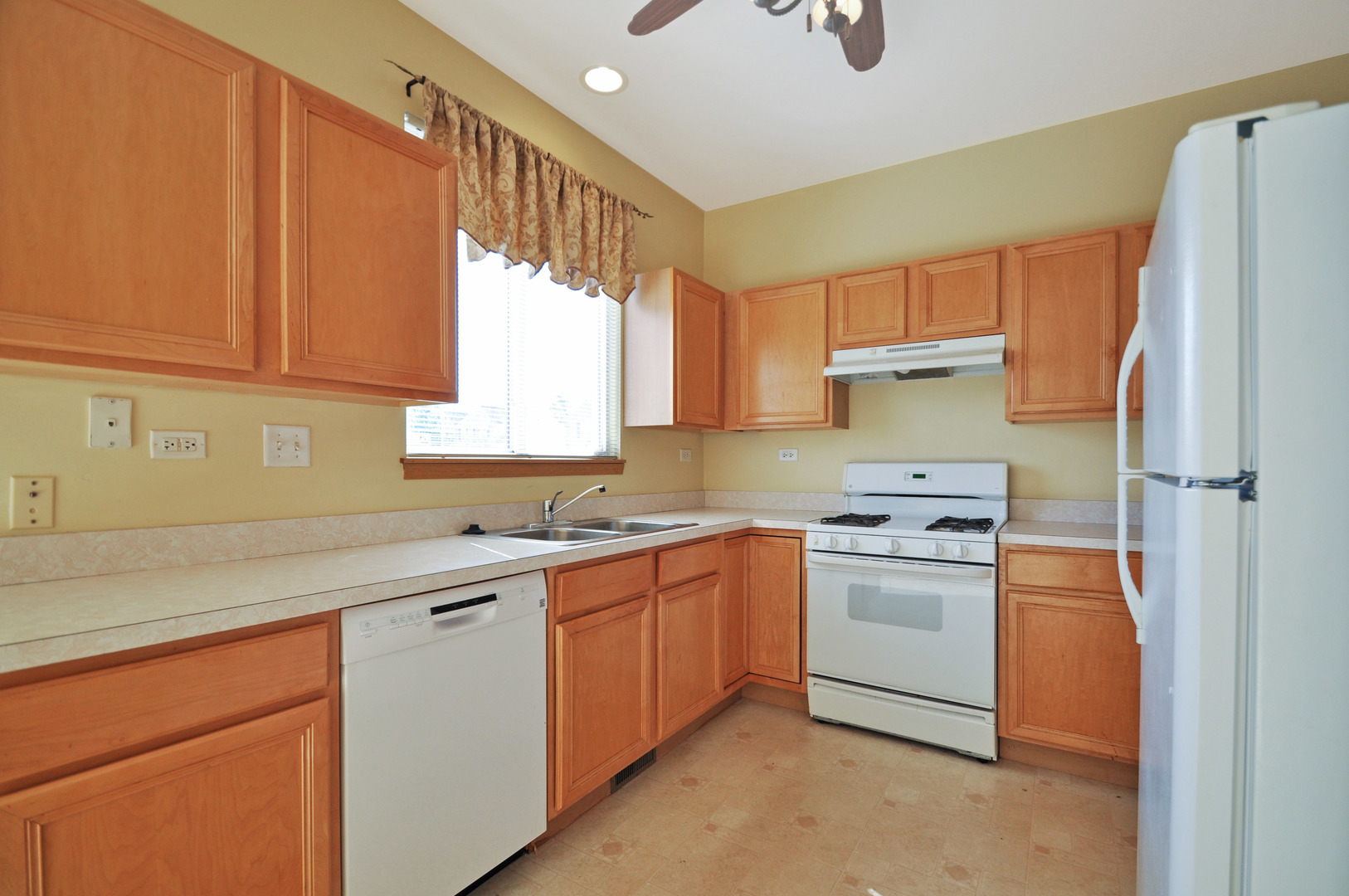 21633 Dogwood Road, Unit 1164 Matteson, IL 60443 - Photo 4 of 12 a kitchen with a sink stove and refrigerator