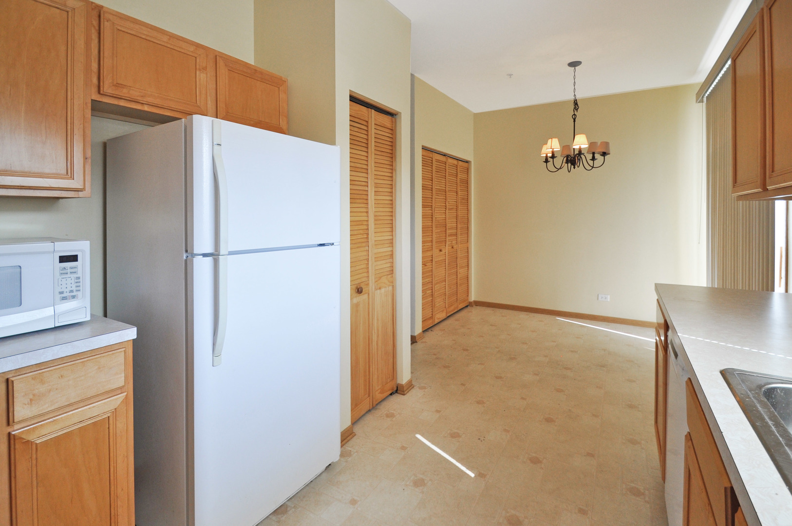 21633 Dogwood Road, Unit 1164 Matteson, IL 60443 - Photo 5 of 12 a white refrigerator freezer sitting in a kitchen