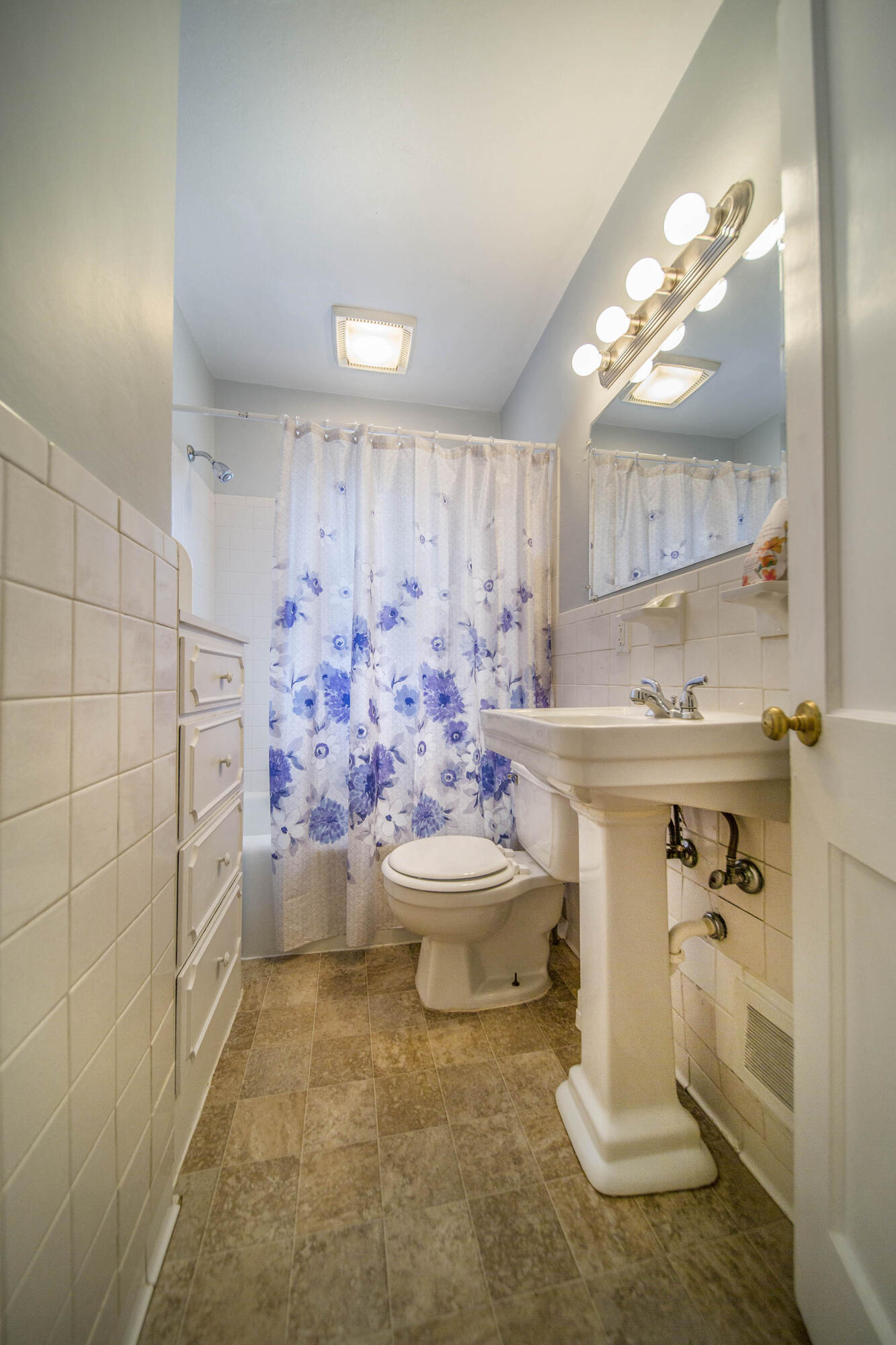 1027 Ethel Road Southeast Roanoke, VA 24014 - Photo 12 of 38 Full bath entry
