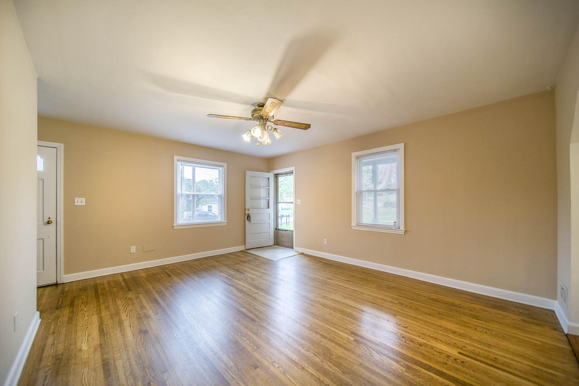 1027 Ethel Road Southeast Roanoke, VA 24014 - Photo 3 of 38 Living Room