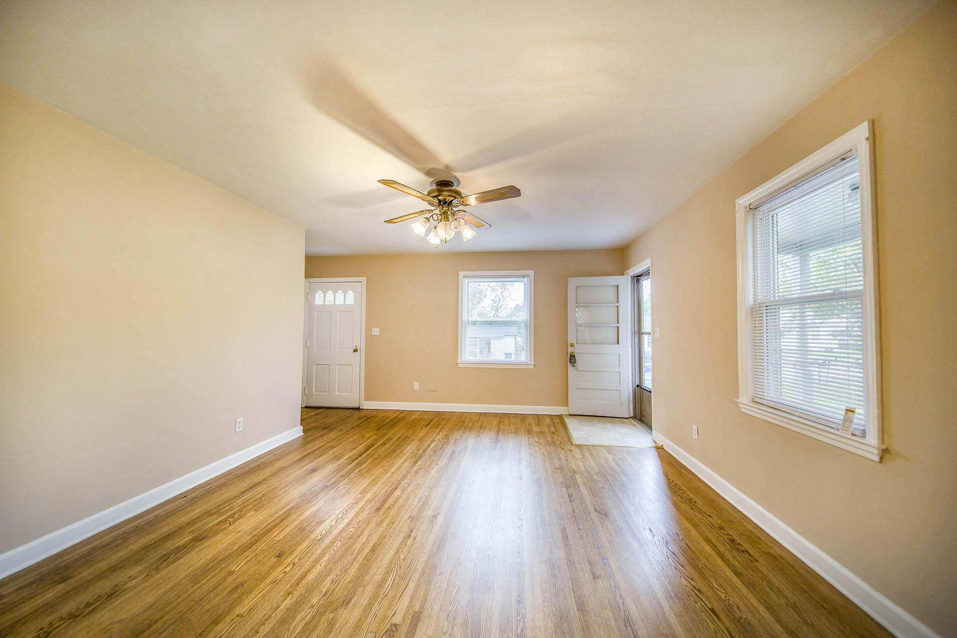 1027 Ethel Road Southeast Roanoke, VA 24014 - Photo 4 of 38 Living Room