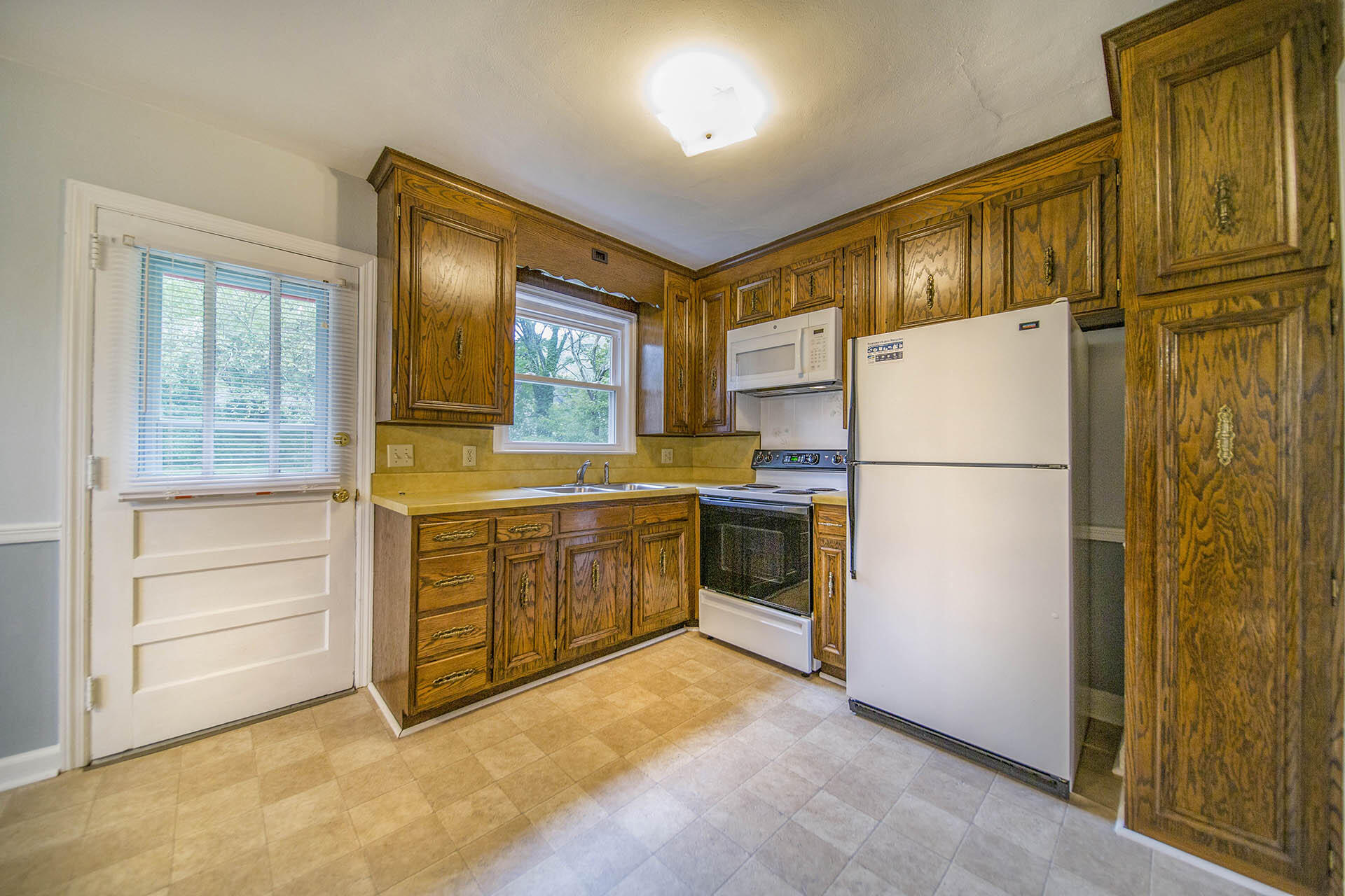 1027 Ethel Road Southeast Roanoke, VA 24014 - Photo 5 of 38 Eat-in-Kitchen