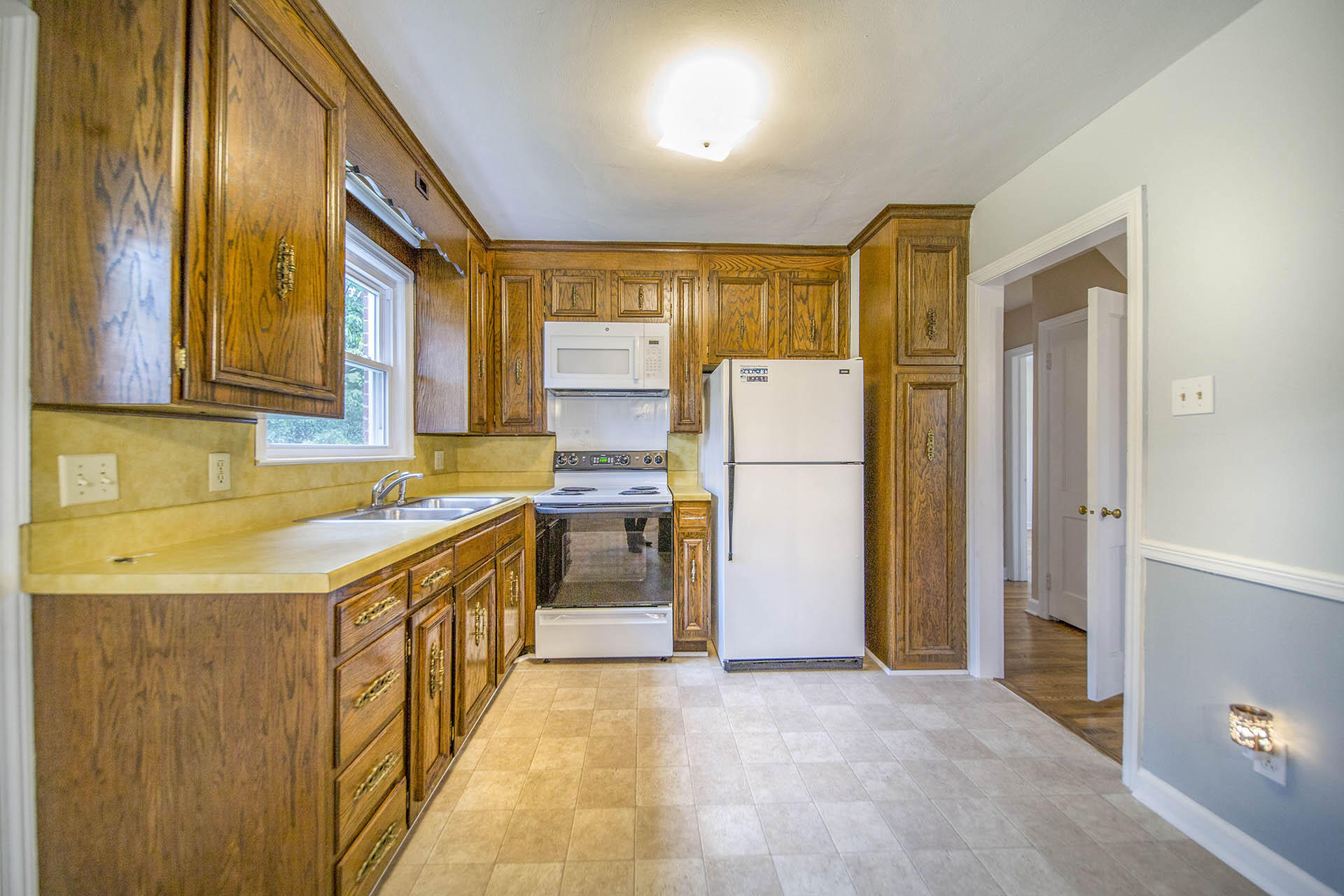 1027 Ethel Road Southeast Roanoke, VA 24014 - Photo 6 of 38 Eat-in-Kitchen