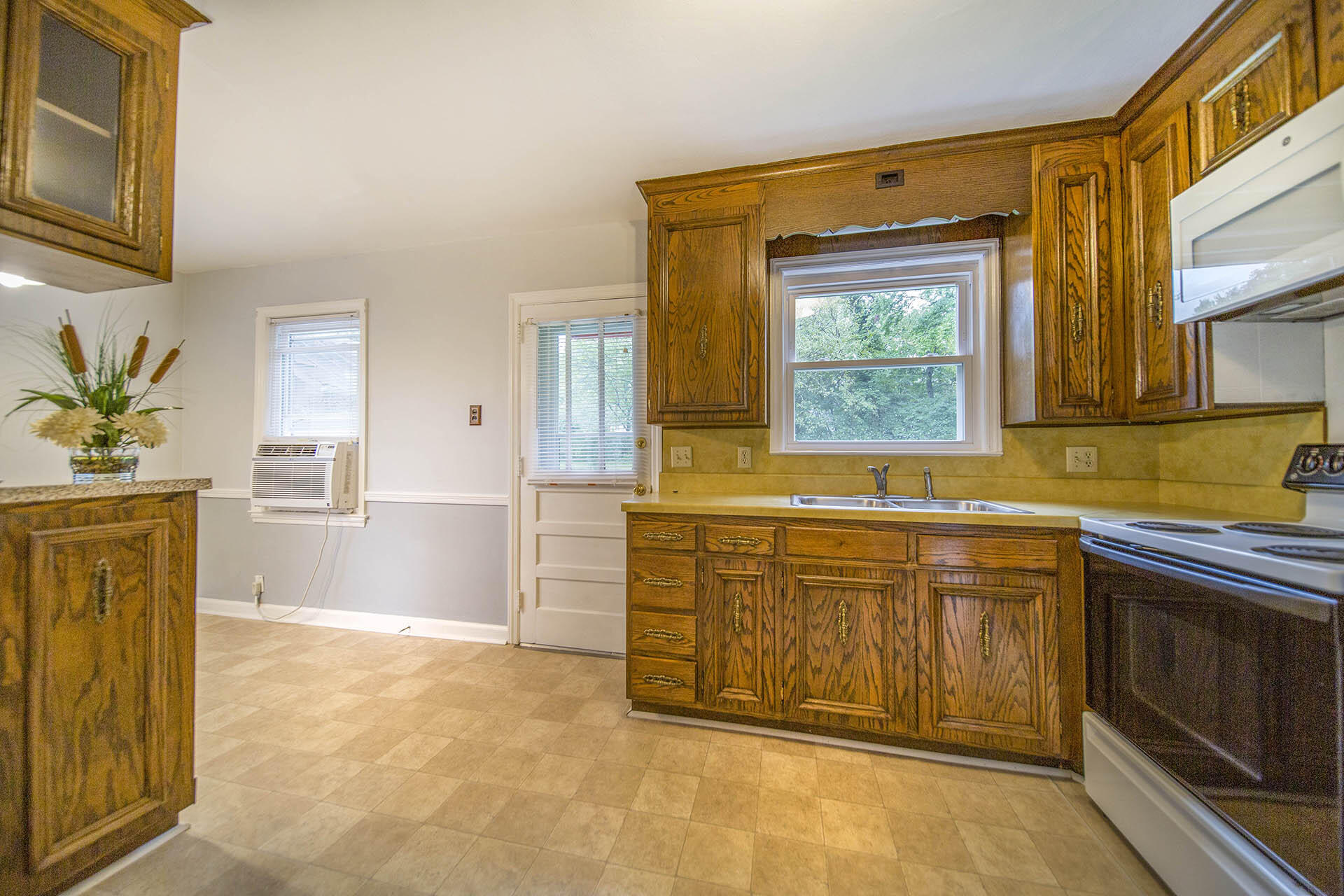 1027 Ethel Road Southeast Roanoke, VA 24014 - Photo 7 of 38 Eat-in-Kitchen