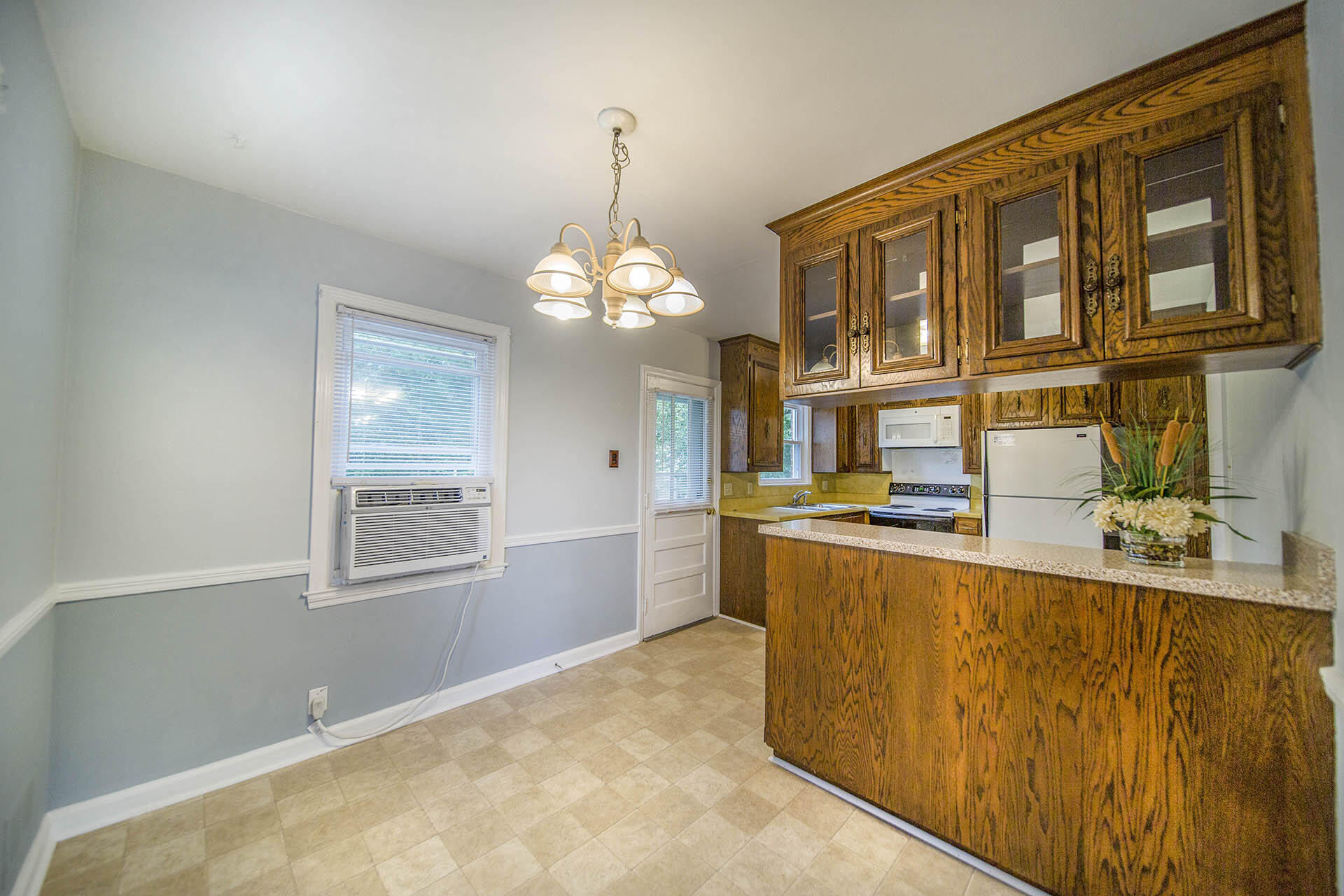 1027 Ethel Road Southeast Roanoke, VA 24014 - Photo 8 of 38 Eat-in-Kitchen