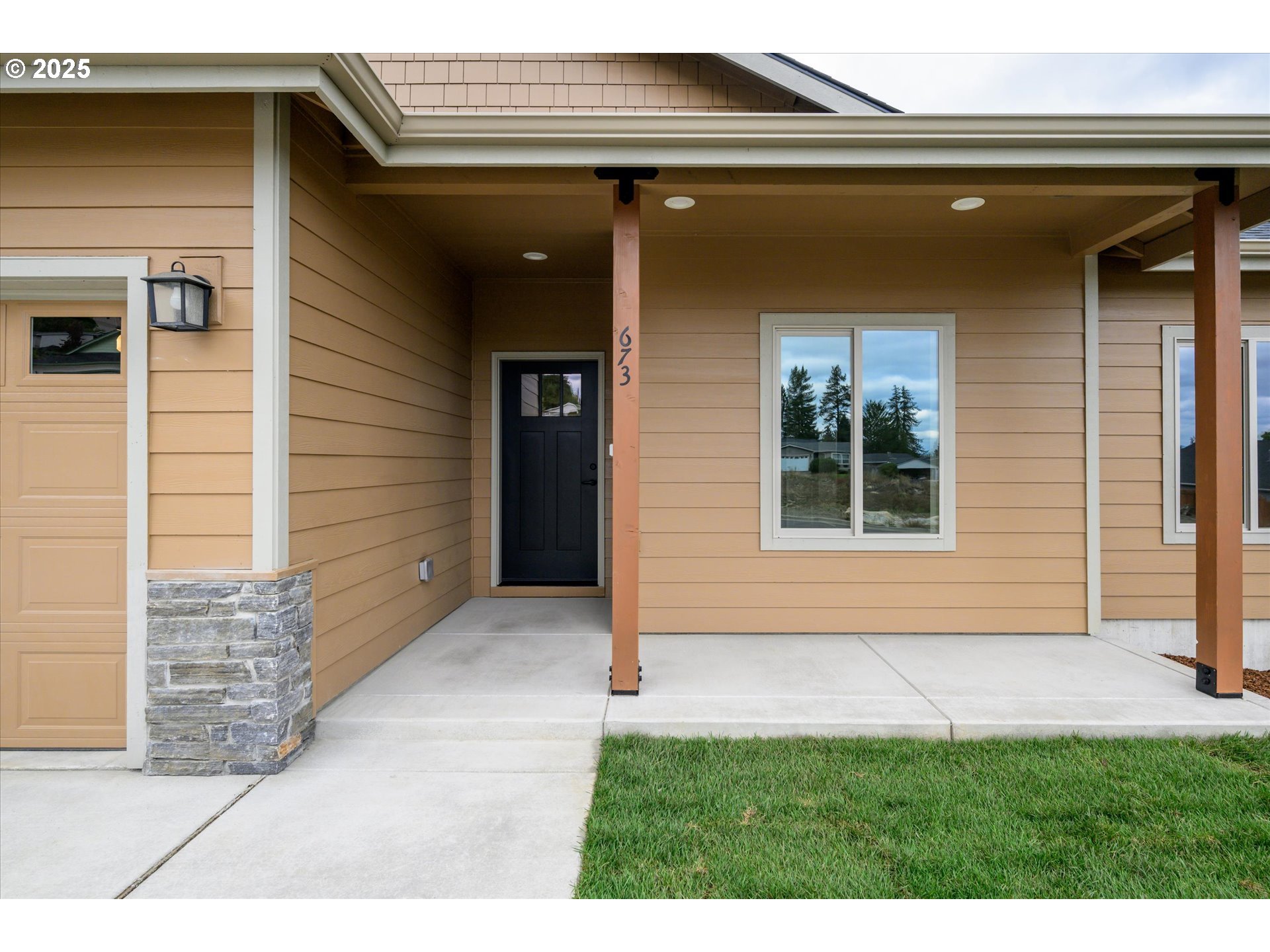 673 Boulder Loop Creswell, OR 97426 - Photo 3 of 35 Covered Porch