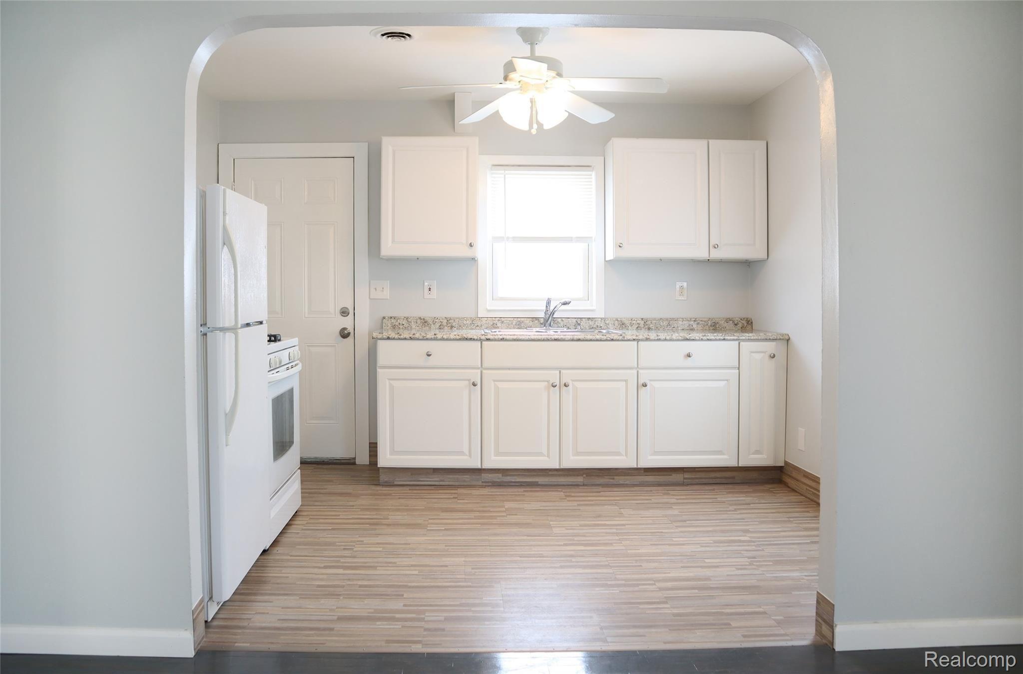 1230 Hemphill Road Burton, MI 48529 - Photo 6 of 18 4IMG_4077.JPG
