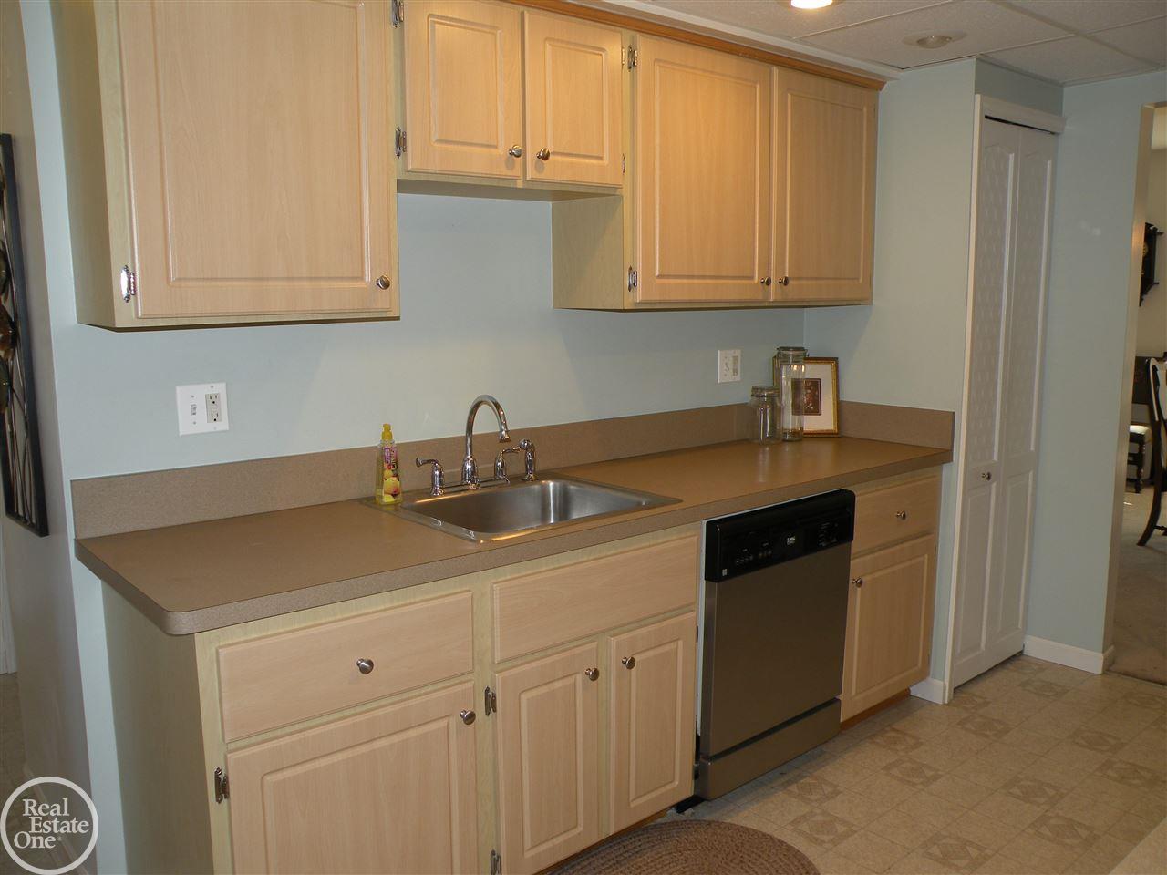74 Longford Drive Rochester, MI 48309 - Photo 4 of 33 31269681-3.JPG